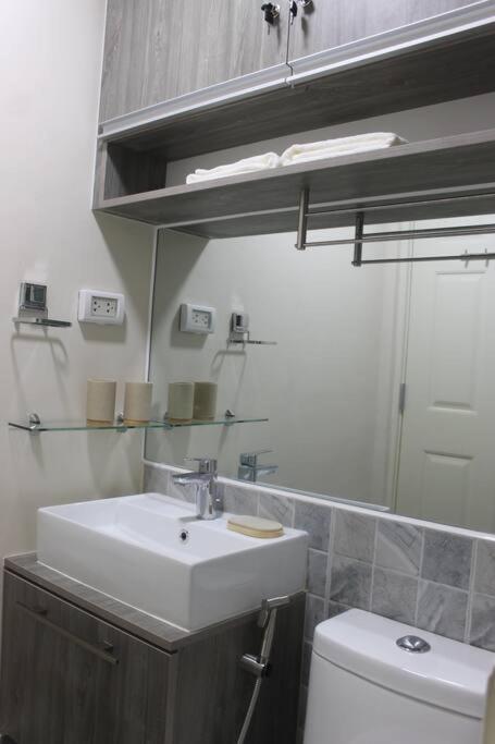 Condo Near Ayala Cebu City W Wifi Balcony Exterior foto